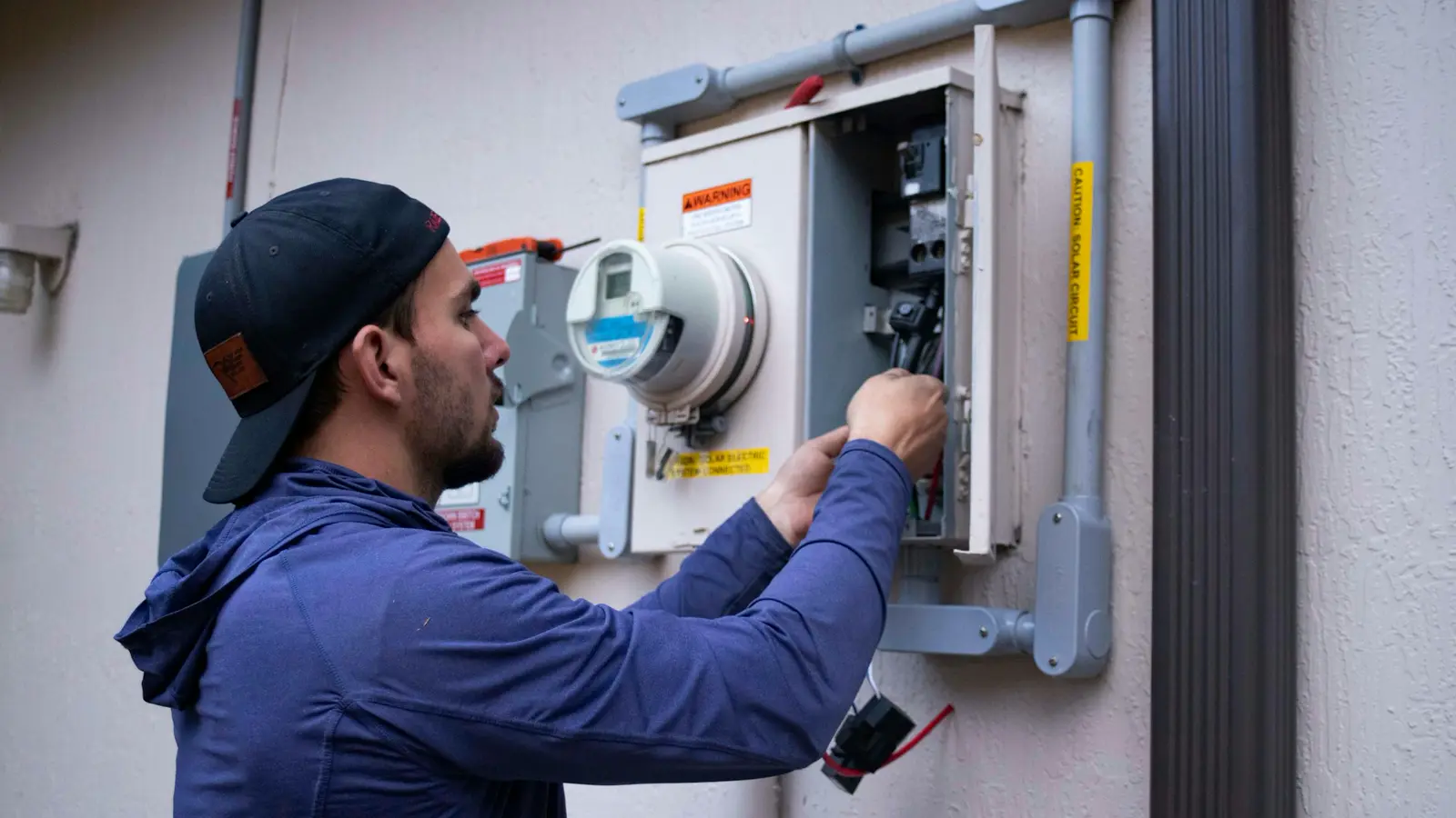 Elektrik panosunda özenle çalışan teknisyen